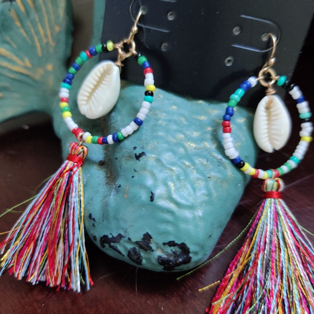 SOLD.....🌞🌻noir shell earrings nwt - Picture 4 of 4